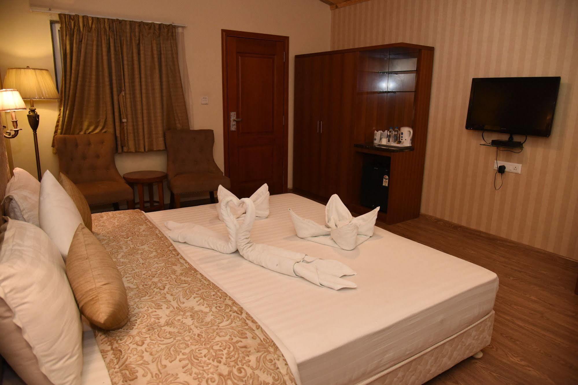 Palm Green Club Resort Jetalpur Extérieur photo