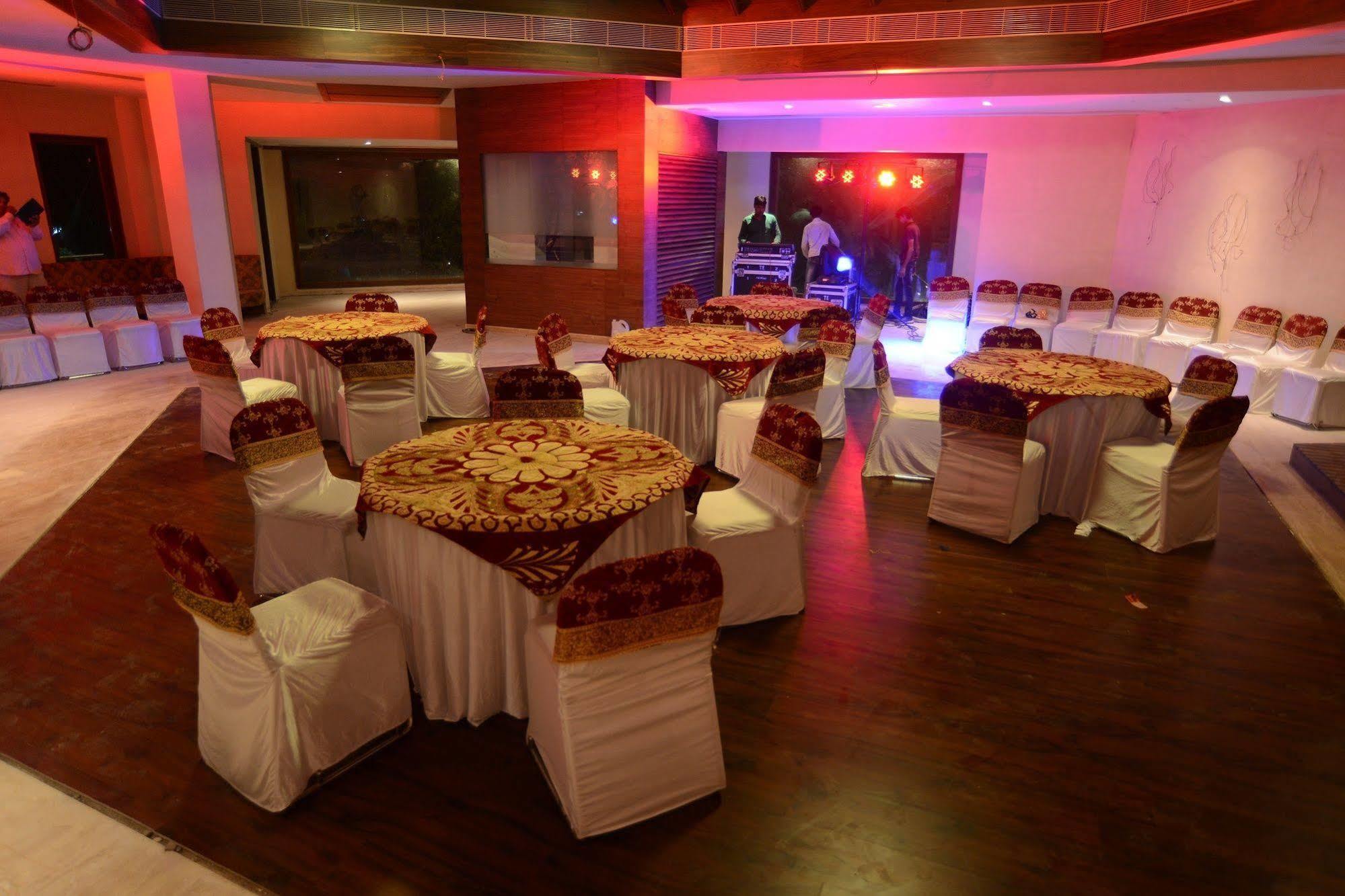 Palm Green Club Resort Jetalpur Extérieur photo