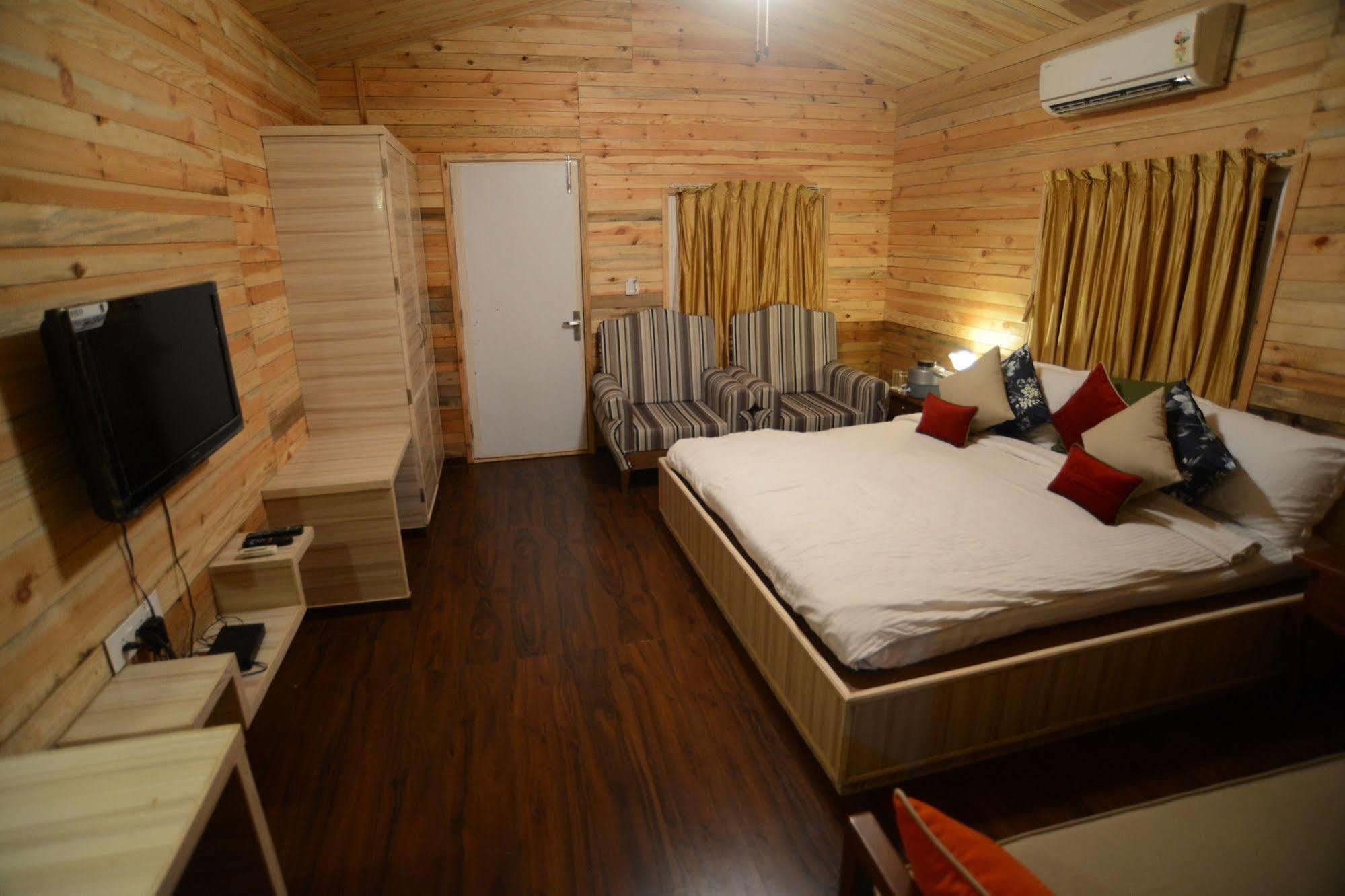 Palm Green Club Resort Jetalpur Extérieur photo