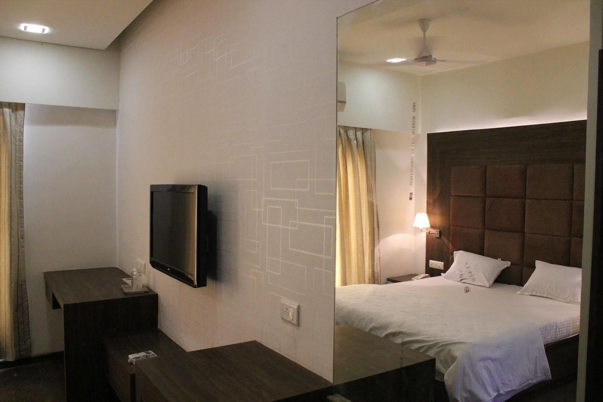Palm Green Club Resort Jetalpur Extérieur photo