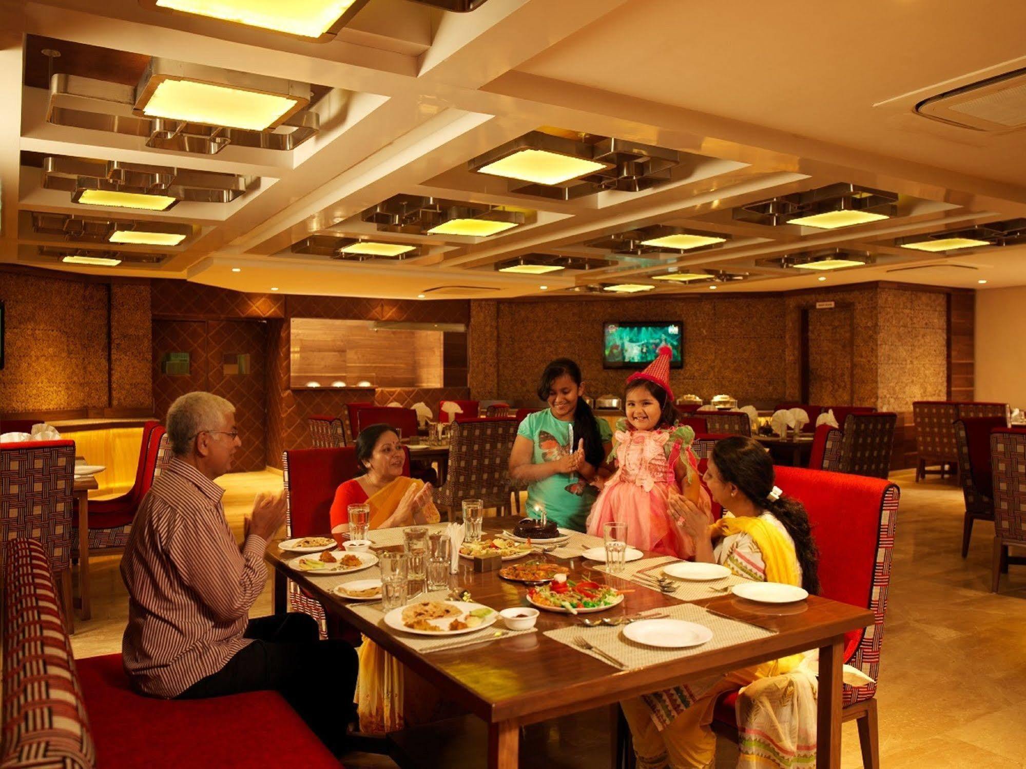 Palm Green Club Resort Jetalpur Extérieur photo