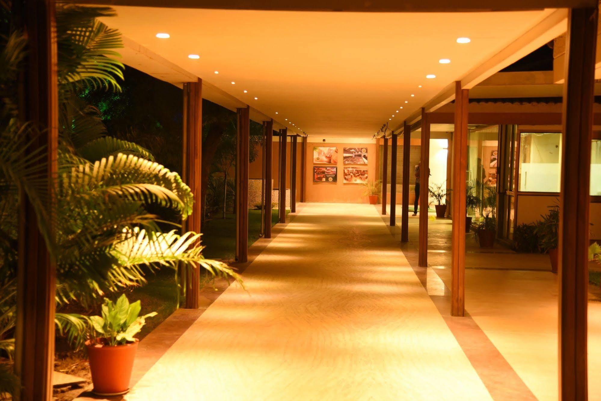 Palm Green Club Resort Jetalpur Extérieur photo
