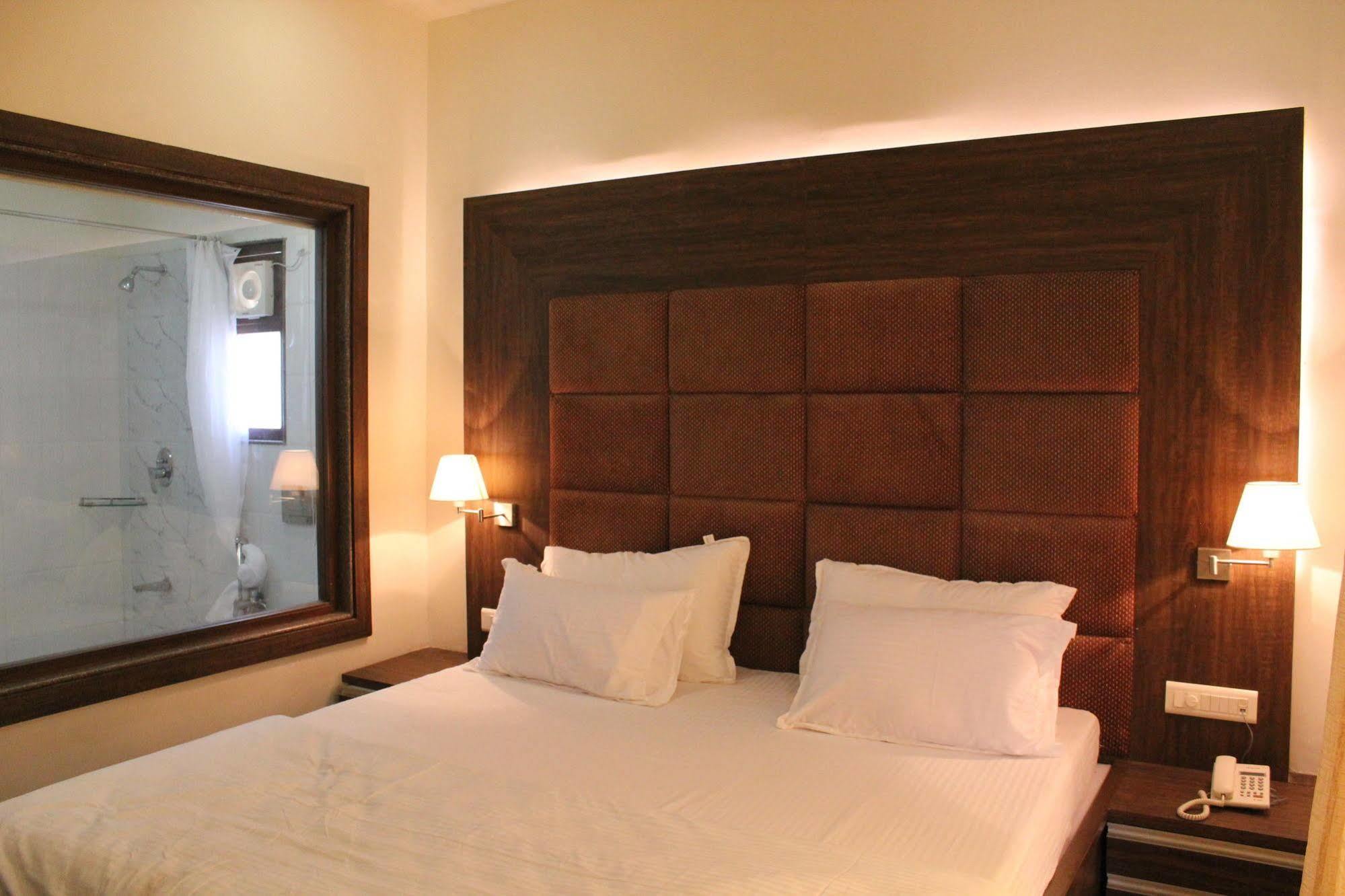Palm Green Club Resort Jetalpur Extérieur photo