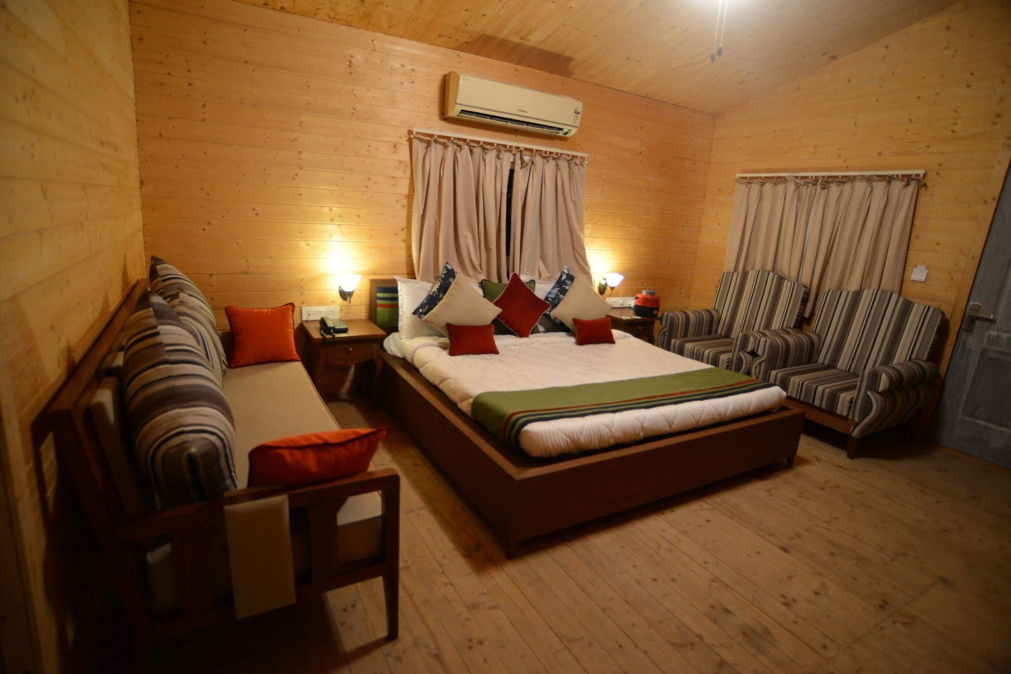 Palm Green Club Resort Jetalpur Extérieur photo