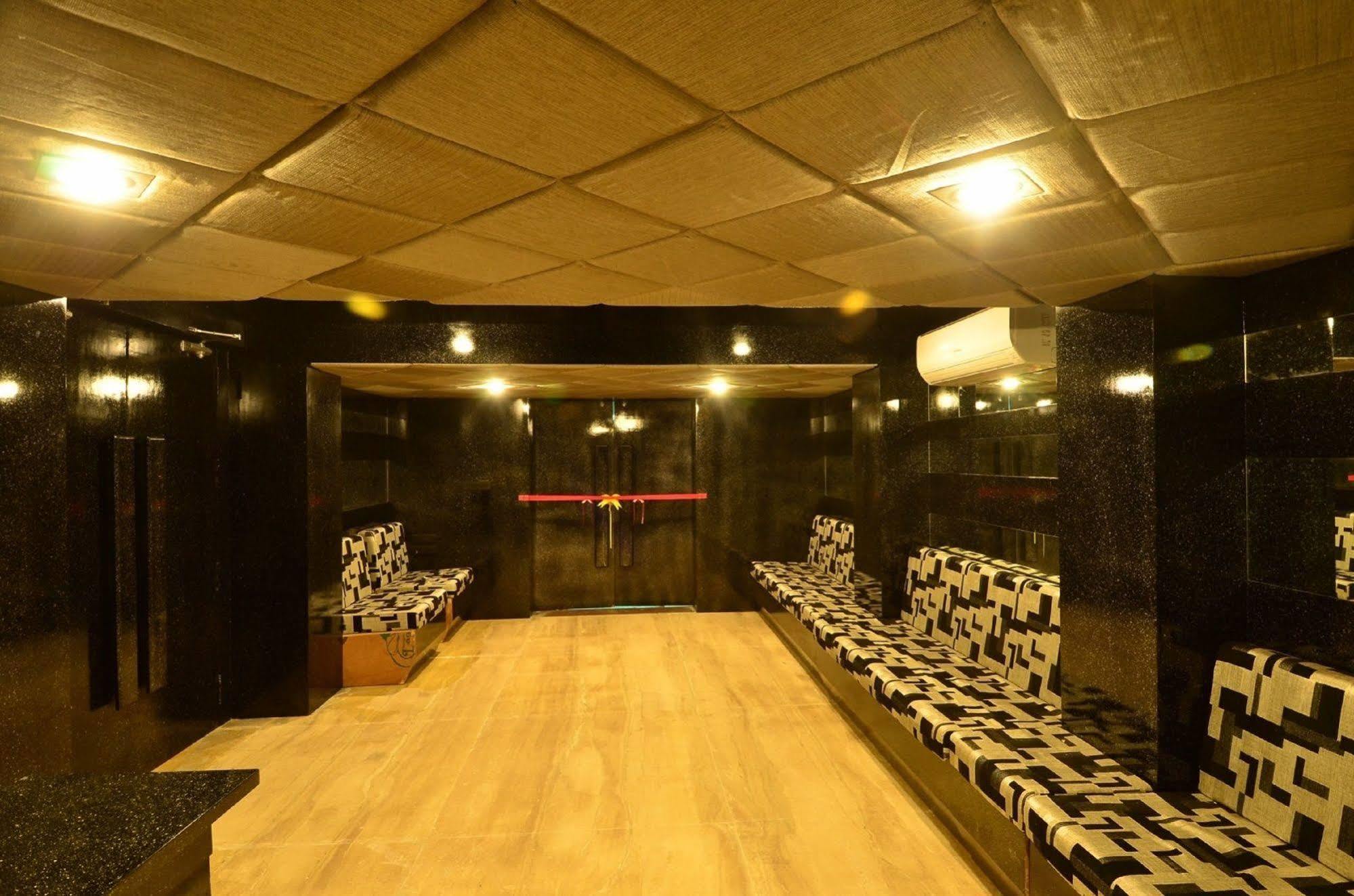 Palm Green Club Resort Jetalpur Extérieur photo